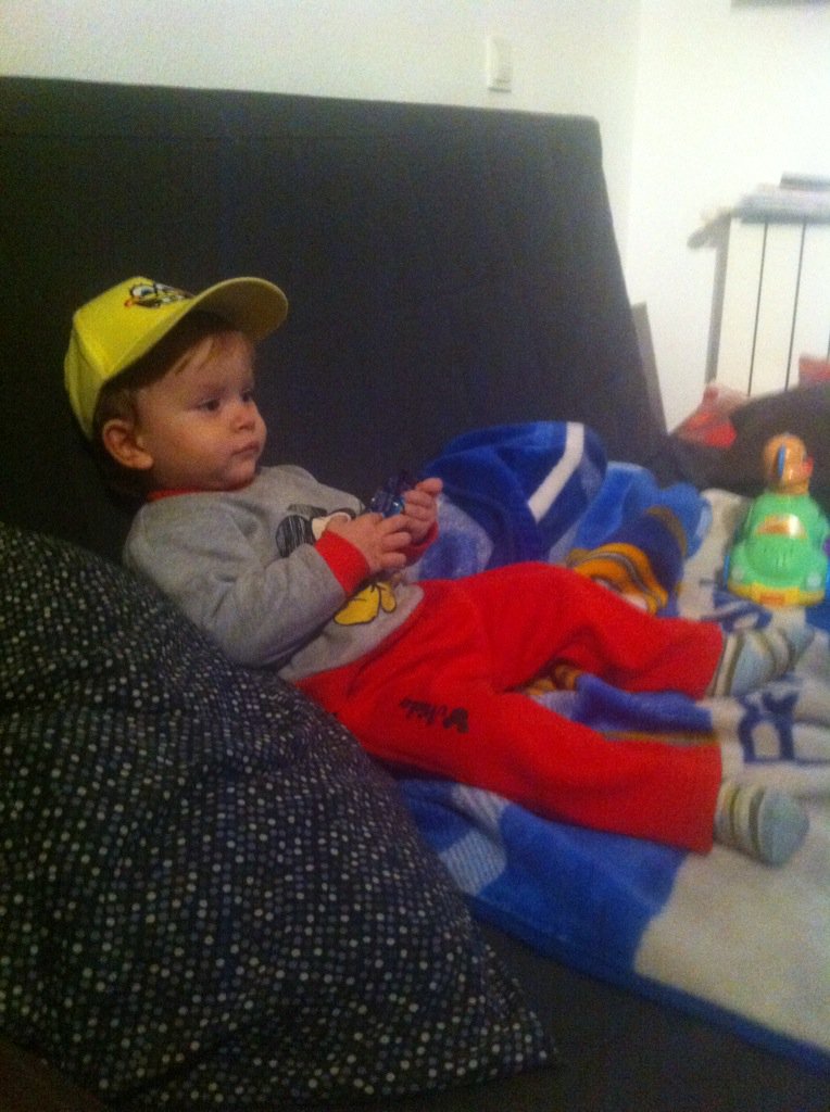 CesarDePablosdj's tweet photo. Hola amig@s, preparándome para ver mis dibus favoritos!!! #pocoyo #srPato #Eli #pajaroto https://t.co/Ltqo7AkBep