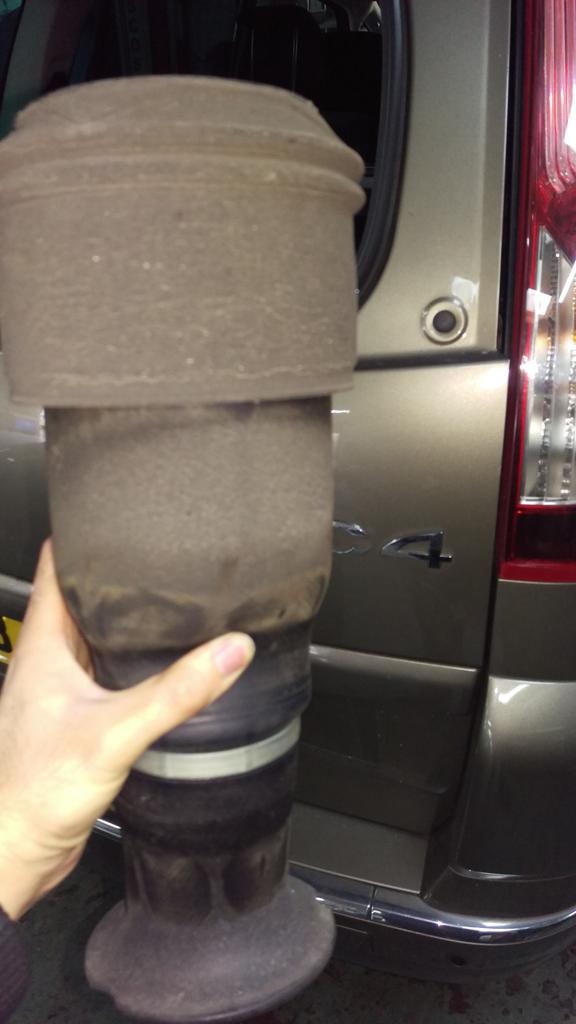 slocombesuk's tweet photo. Citroen c4 suspension bag failure #commonfault https://t.co/M6uM0DfJZU