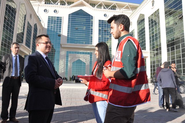 Rektörümüz <a href="/AKadirSengun/">Abdulkadir Şengün</a> yeni kampüsümüzde kan veren öğrencilerimizi ziyaret etti. Kan bağışı konusunda bilgi aldı.