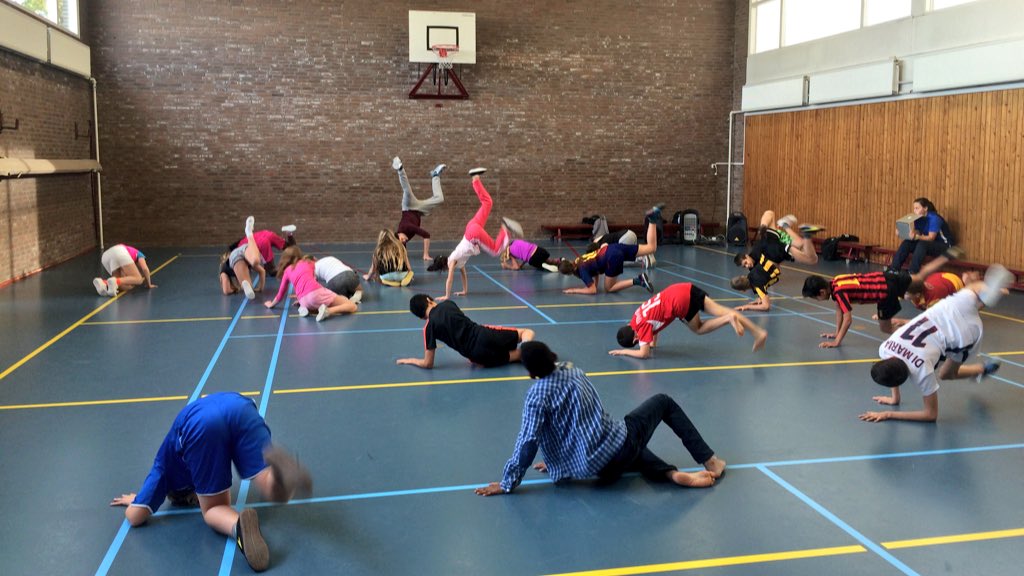 meneertim8's tweet image. Leuke dansles van Martijn van @Unityeight. Zelfs meneer René van @Jibbhelmond liet zijn kunsten zien! #groep8