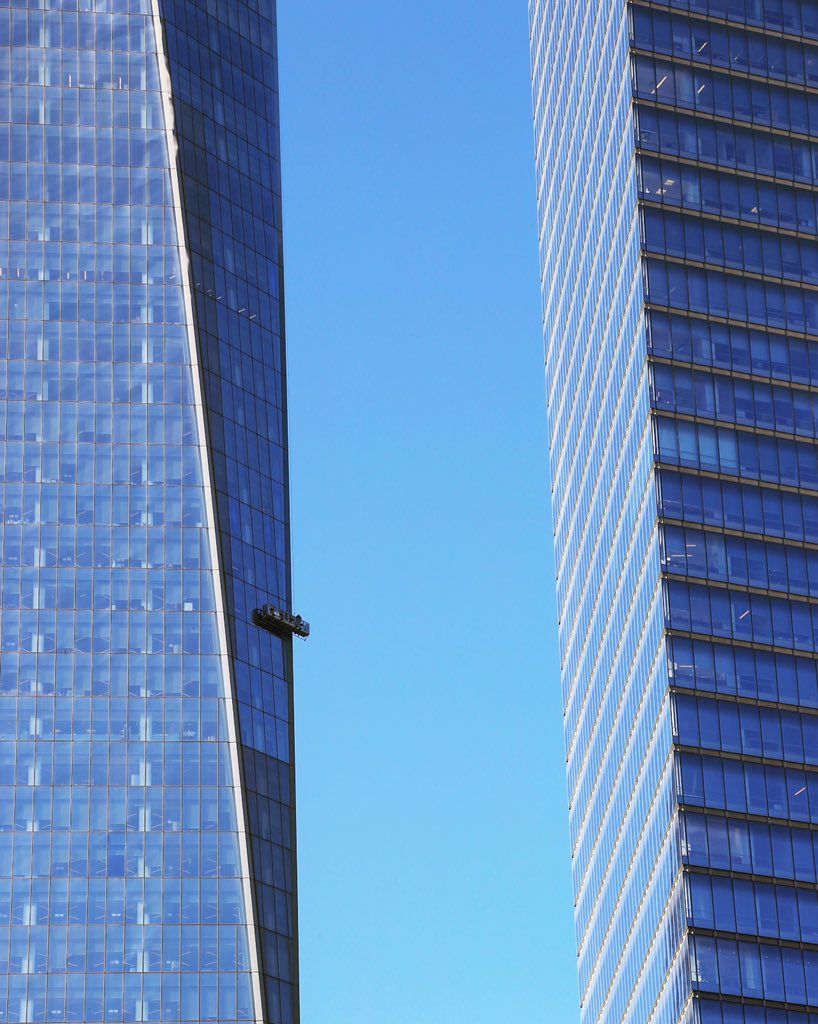 cjrush's tweet image. Ever wonder how the  #OneWorldTradeCentre's windows are cleaned? #NYC. instagram.com/p/9pq1WNhgz7/