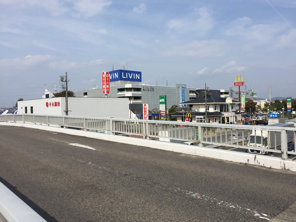 Jp Super ザモール春日井1 国道の反対側から来てしまい 跨線橋を渡ることに 対岸にはイズモ葬祭 かつては結婚式場だったそうな ここで挙式した方はどんな気分なんだろう 道路沿いには変わった形の看板 面取りされた建物に近づく つづく T