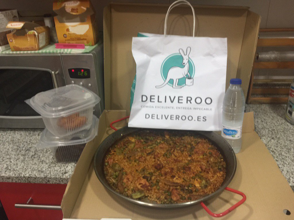PipiEstrada1's tweet photo. Acaba de llegar puntual mi comida rica, rica... @Deliveroo sois muy profesionales. Muchas gracias !! https://t.co/h2keHAbInq