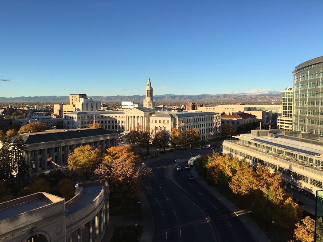 denverpost's tweet photo. Denver's first snow of season possible overnight; mountains to see up to 10 inches #cowx https://t.co/bKUwjN2sqF https://t.co/IBnCwFl8xr