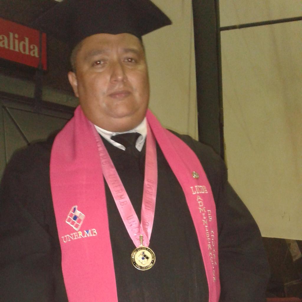 manuelevento's tweet photo. Gracias dios padre todo poderoso . A la virgen y a la revolucion de chavez ya soy LICDO. en administracion de aduana https://t.co/Eld59vVjDs
