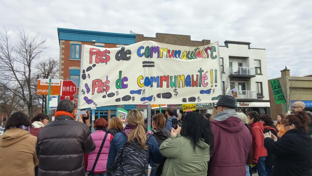 celestedesroch1's tweet image. Manifestation contre l'austérité! Déroulement de la banderole a Joliette, place bougrget! @TROCLanaudiere #OnFerme