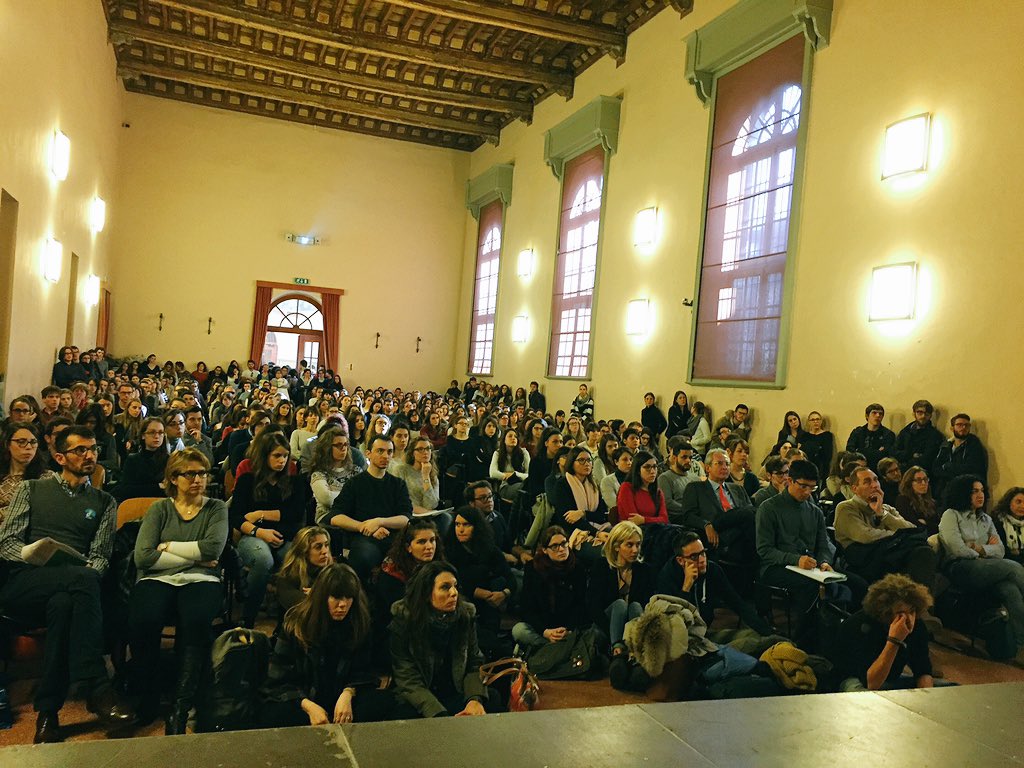 Stamattina per <a href="/AIRC_it/">Fondazione AIRC per la ricerca sul cancro</a> Una folla  di futuri ricercatori nell'aula 400 dell'Università di Pavia #ricerca #airc