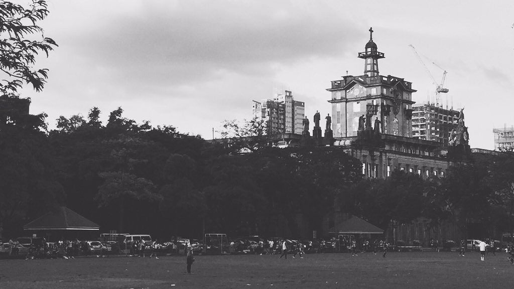 chokmanalo's tweet photo. The #USTMainBuilding and its photobombers. 😳 #UST #GoUSTe https://t.co/6P5xmmT8Fh