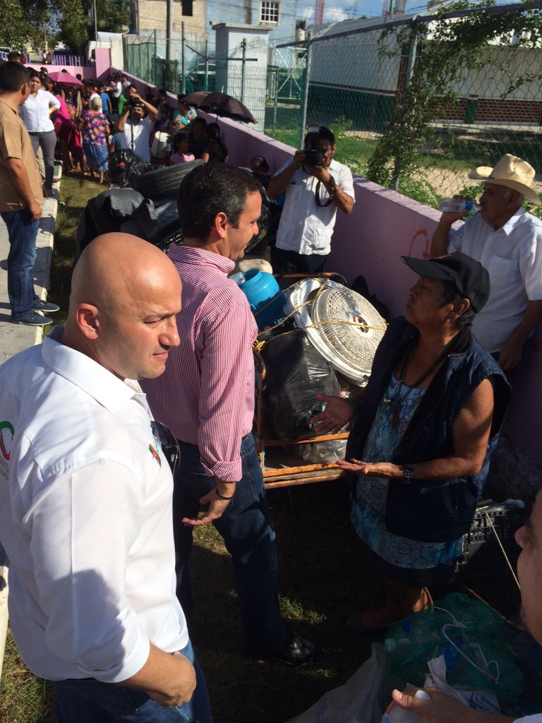 MarioMonsreal's tweet photo. Hoy en la Reg. 239 el Pdnte. @PaulCarrillo2 atendiendo vecinos en #ReciclandoBasuraxAlimentos @DAVIDROMEROVARA https://t.co/pYTSAwSads