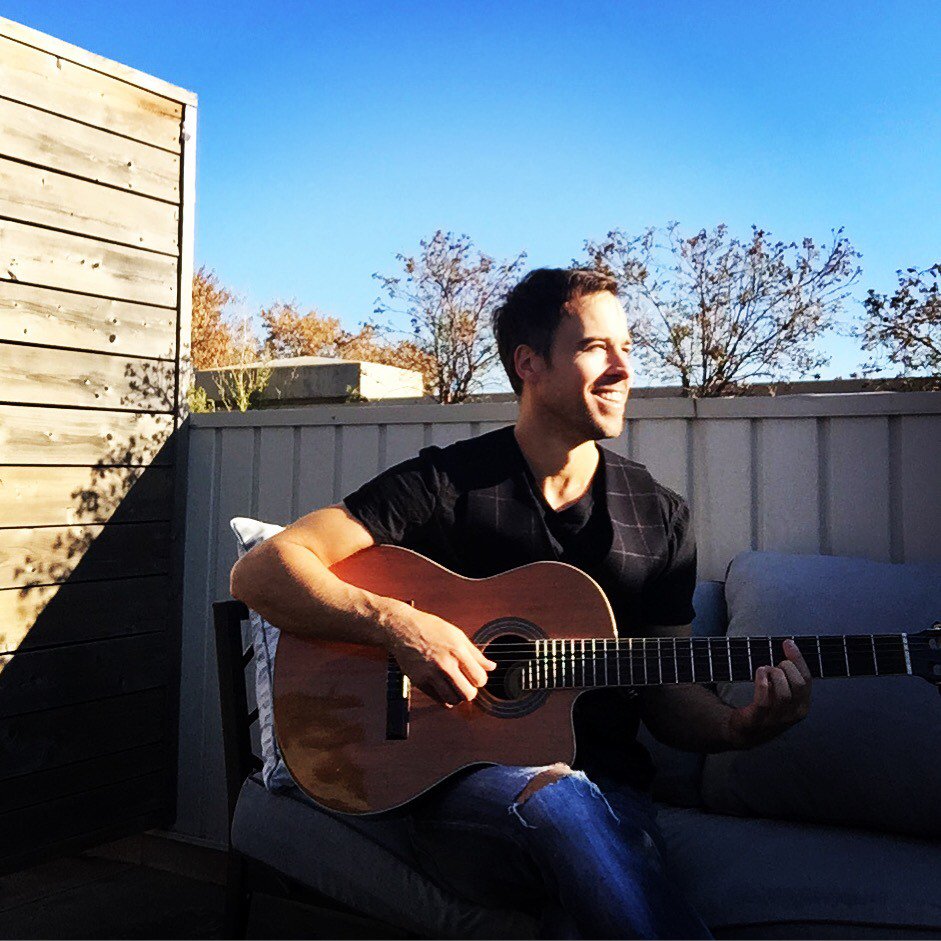 lukemcmaster's tweet photo. NOVEMBER?!?!? See u 2nite at our #FallintoSummer concert!! ; ) @BurdockTO @Pavloguitar #favoriteguitar #Bloordale https://t.co/VeyweekiXe
