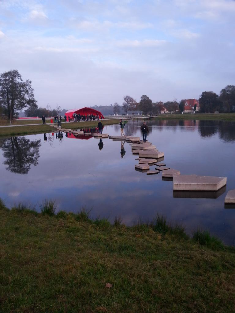 VANDPLUS's tweet photo. Konferencedeltagerne tester #klimatilpasning med merværdi på rundvisningen på #sØnæs https://t.co/nDaixTKSns