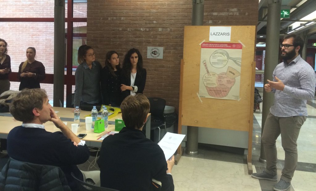TSW_TheSixthW's tweet photo. Alberto Lazzaris e la nostra account manager ascoltano con interesse gli studenti #CFMlab https://t.co/6PRX0mCbj7
