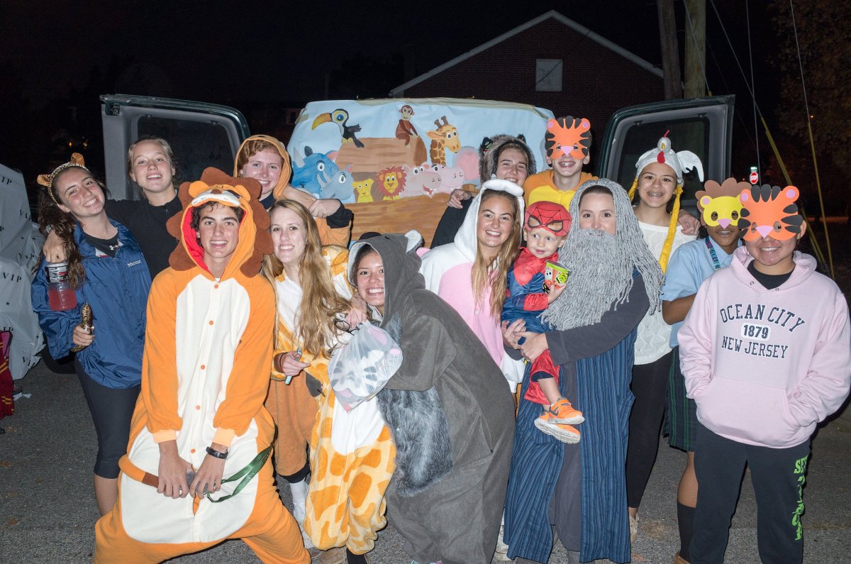 ArchmereAcademy's tweet photo. More Halloween fun this week as Auks take part in Knollwood Trunk or Treat! #goodtimes #trunkortreat #inspiredlooks https://t.co/n9fj9O54N6