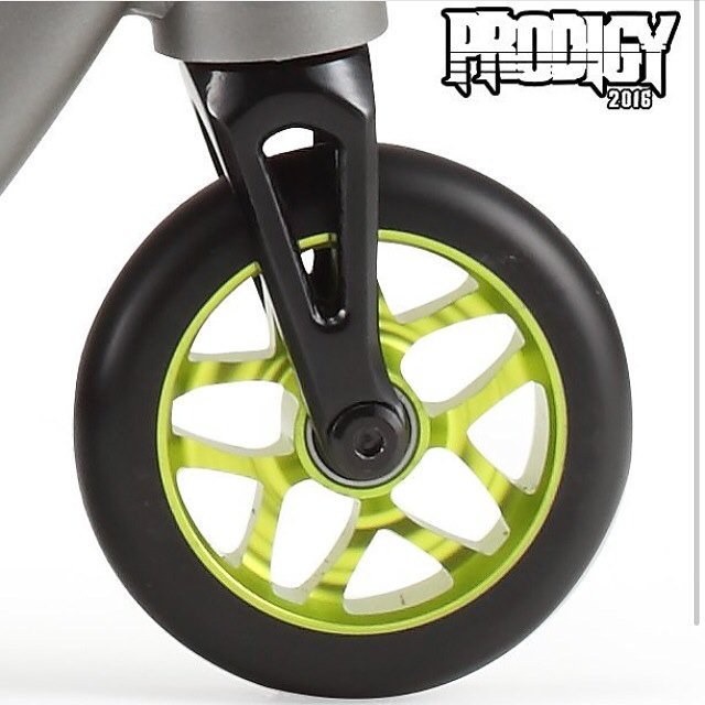 RaymondWarnerr's tweet photo. 4.75" wide deck, #NylonBrake, 110mm wheels, Soft Grips and MORE...the #2016Prodigy.
@blunt_scooters #EnvyScooters https://t.co/BmlwZk4EvB