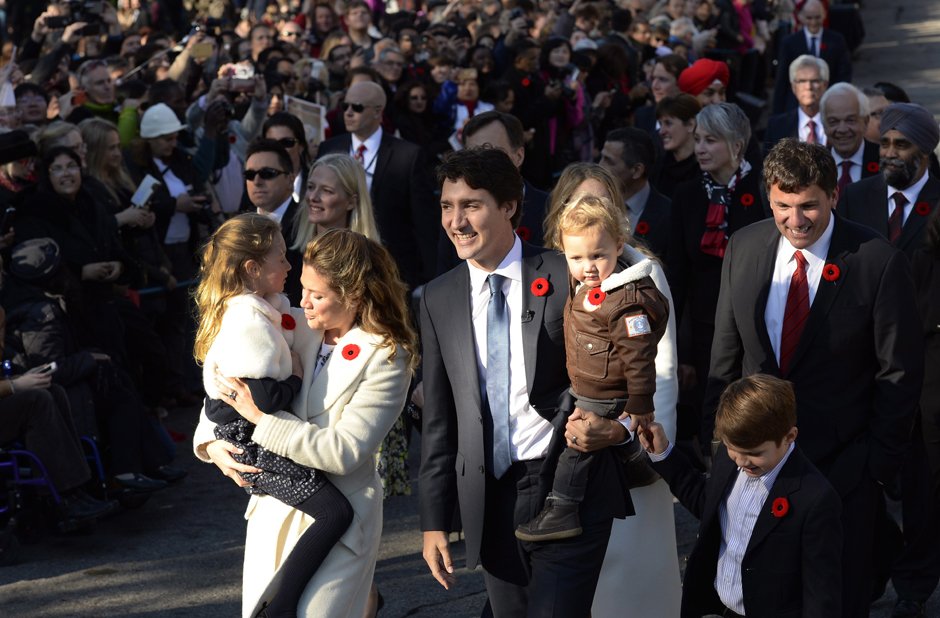 nationalpost's tweet photo. The Trudeau family arriving at Rideau Hall https://t.co/FXbA8jmJ09 https://t.co/EfWykfWywc