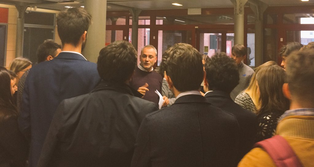 TSW_TheSixthW's tweet photo. Il nostro Head Of Strategy dà i feedback finali agli studenti dopo la presentazione dei progetti #cfmlab #tswuxlab https://t.co/rmX75sTyQr