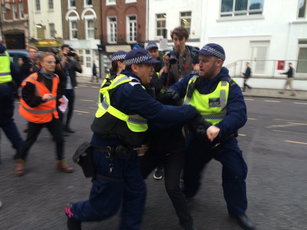 damiengayle's tweet photo. Police make an arrest #GrantsNotDebt on Vauxhall bridge road https://t.co/NnZgnQCOyj