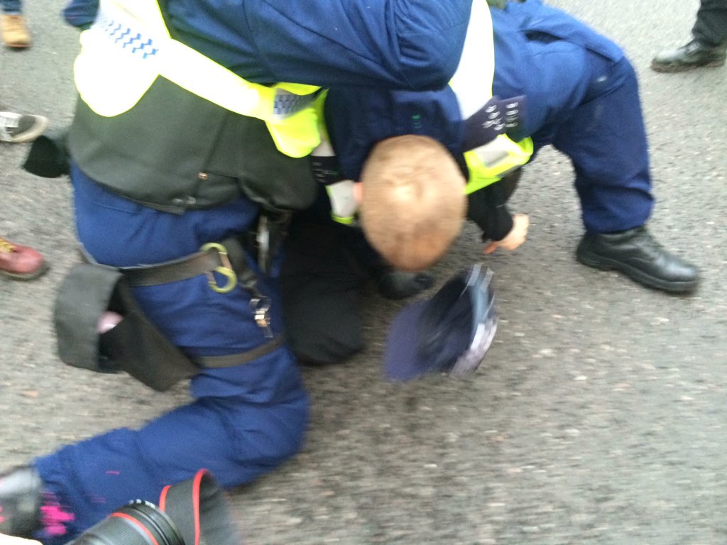 damiengayle's tweet photo. Police make an arrest #GrantsNotDebt on Vauxhall bridge road https://t.co/NnZgnQCOyj