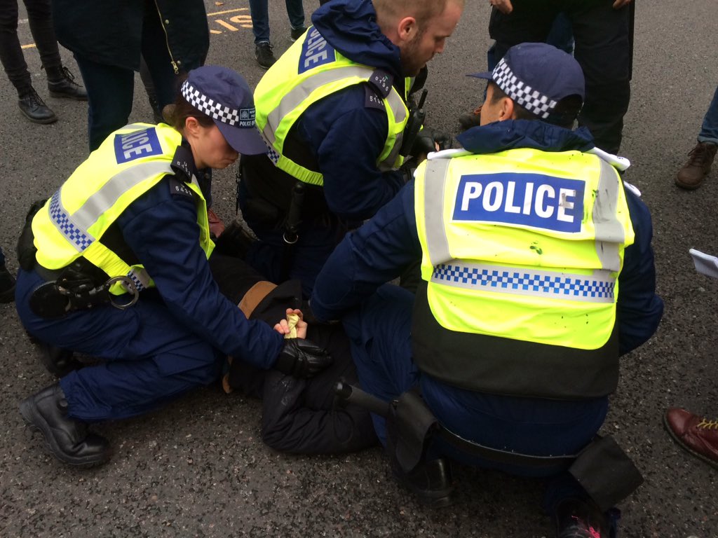 damiengayle's tweet photo. Police make an arrest #GrantsNotDebt on Vauxhall bridge road https://t.co/NnZgnQCOyj