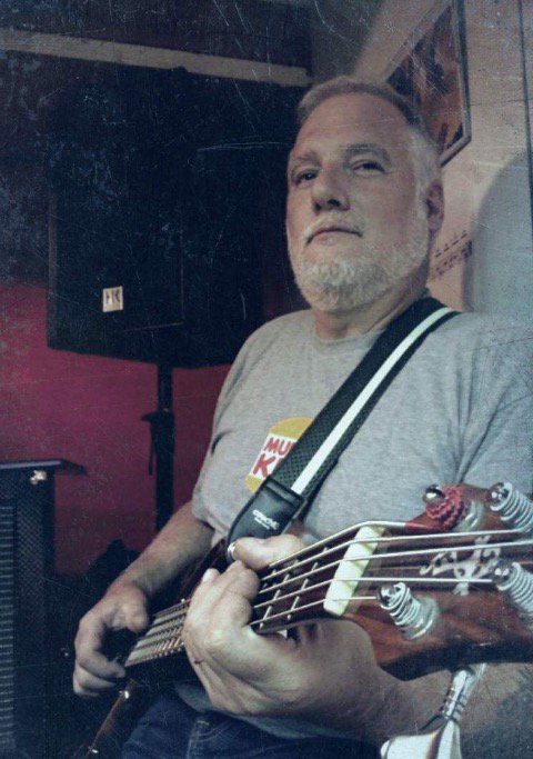 THEFROGJAM's tweet photo. New Bass player ! Vincent rejoint l'équipe, et ça va groover sévère ! 
Next show >>> https://t.co/3LZ2obb4zs https://t.co/ALV3ffnPfe