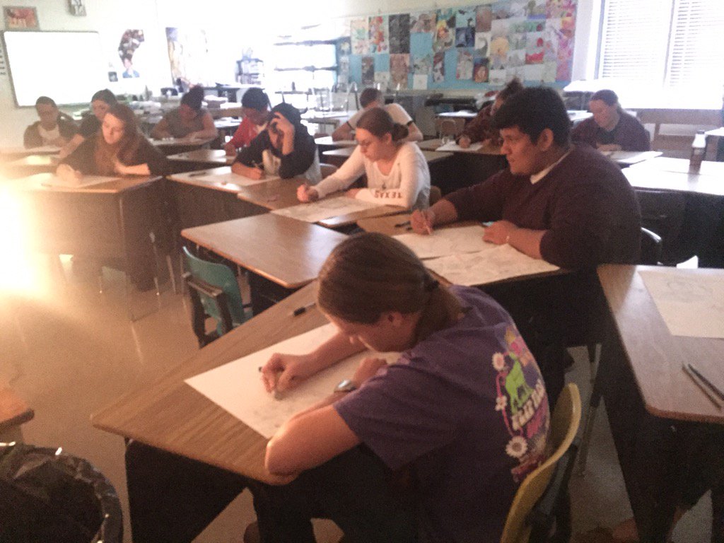 MHHSE_Art's tweet photo. Still life contours in an hour. #noprocrastination #workworkwork #apstudioart @teresabateayers @morgane_watkins https://t.co/l0VUTs8mZj
