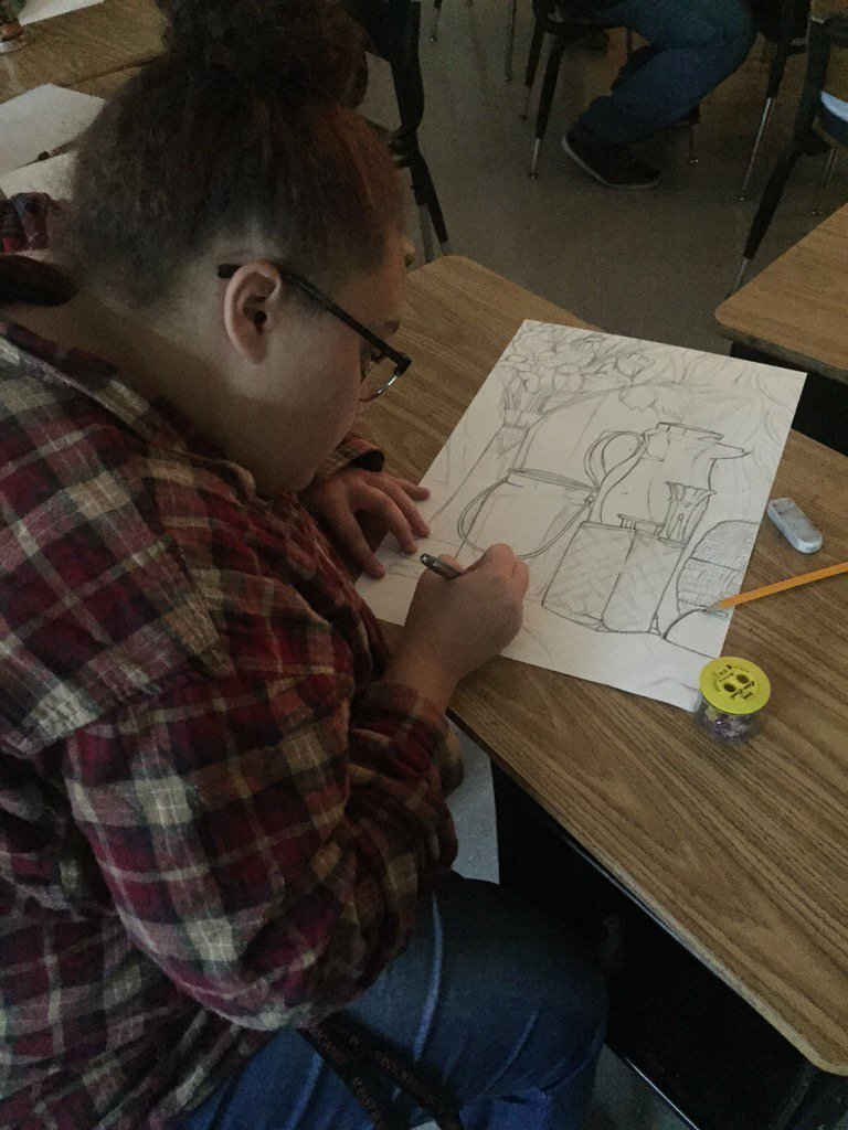 MHHSE_Art's tweet photo. Still life contours in an hour. #noprocrastination #workworkwork #apstudioart @teresabateayers @morgane_watkins https://t.co/l0VUTs8mZj