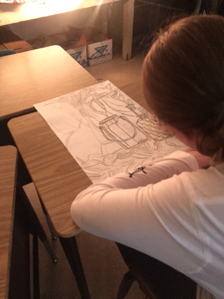 MHHSE_Art's tweet photo. Still life contours in an hour. #noprocrastination #workworkwork #apstudioart @teresabateayers @morgane_watkins https://t.co/l0VUTs8mZj