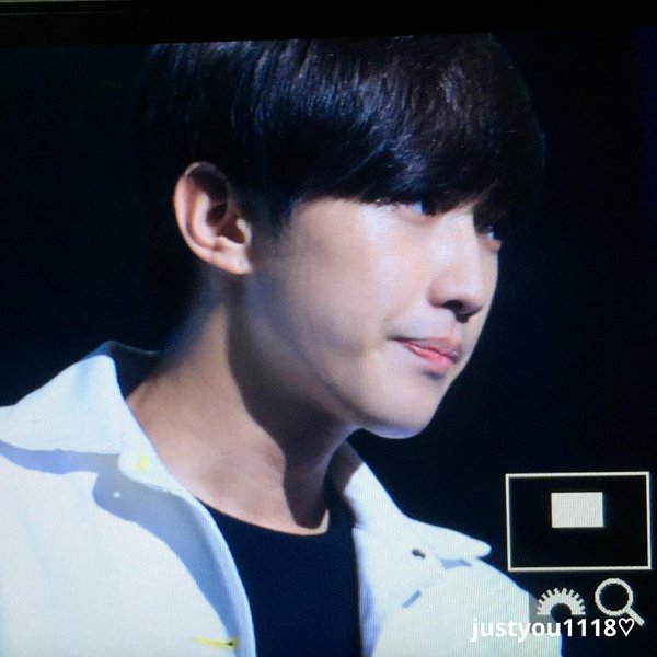 Official_B1A4's tweet photo. [PREVIEW][4P] 151104 #B1A4 Jinyoung at GMarket Concert STAYG7 (cr:myplace_jy &amp; JustYou1118) https://t.co/fi18AqmUj4