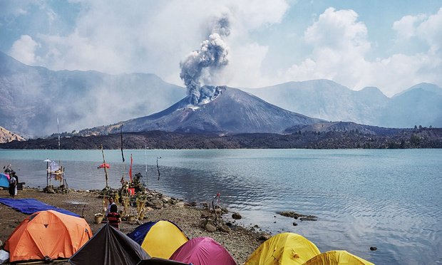 #Breaking: volcano erupting in #Indonesia: bit.ly/1kaIwQd via <a href="/Guardian/">The Guardian</a>