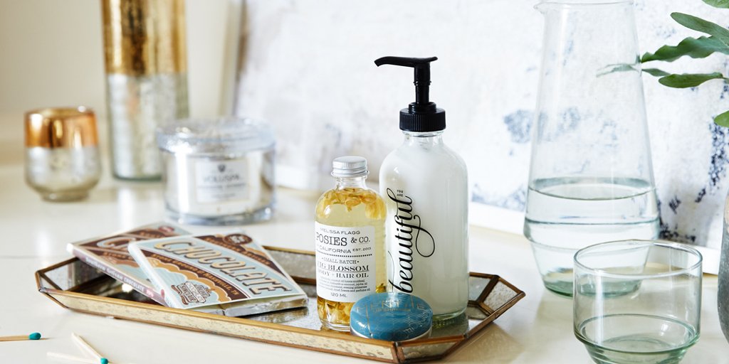 Anthropologie's tweet image. Tell us: what lotions, scents, oils and sweets do you keep atop your dresser? anthrpl.ge/UeHf3 #AnthroBeauty