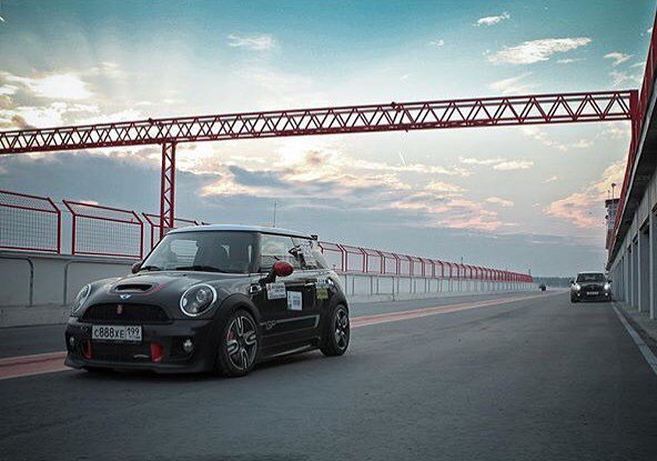 ALLMINIWORKSHOP's tweet image. @mini_lovers nos menciona: Great pict by @tigranio!! 📸🚗💨 #MiniLovers #thecomminity #allminiworkshop #minicooper #jc…