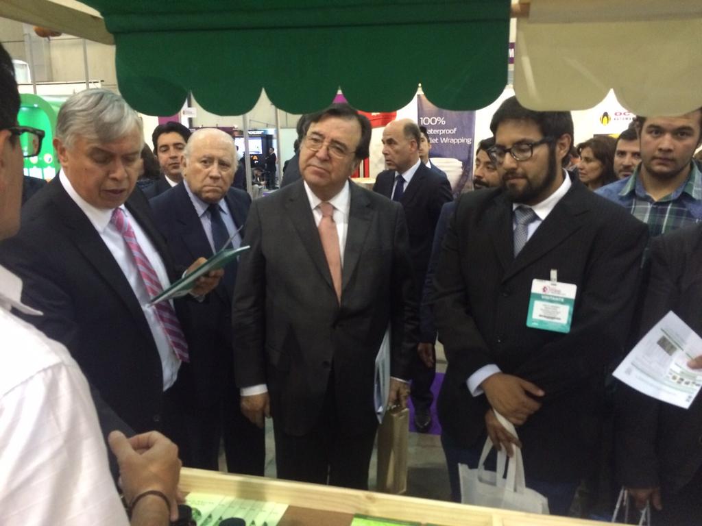 MinagriCL's tweet photo. Ministro Furche, autoridades y representantes del gremio alimentario recorren stands de #ExpoFoodProcess https://t.co/JnaX5J9Bjp