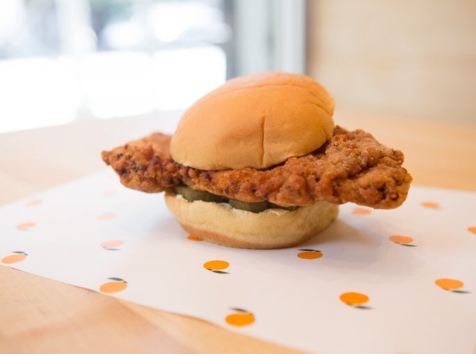 gayingreenwich's tweet photo. Now this is a chicken sandwich that loves all @momofuku https://t.co/itWyAq6rqm