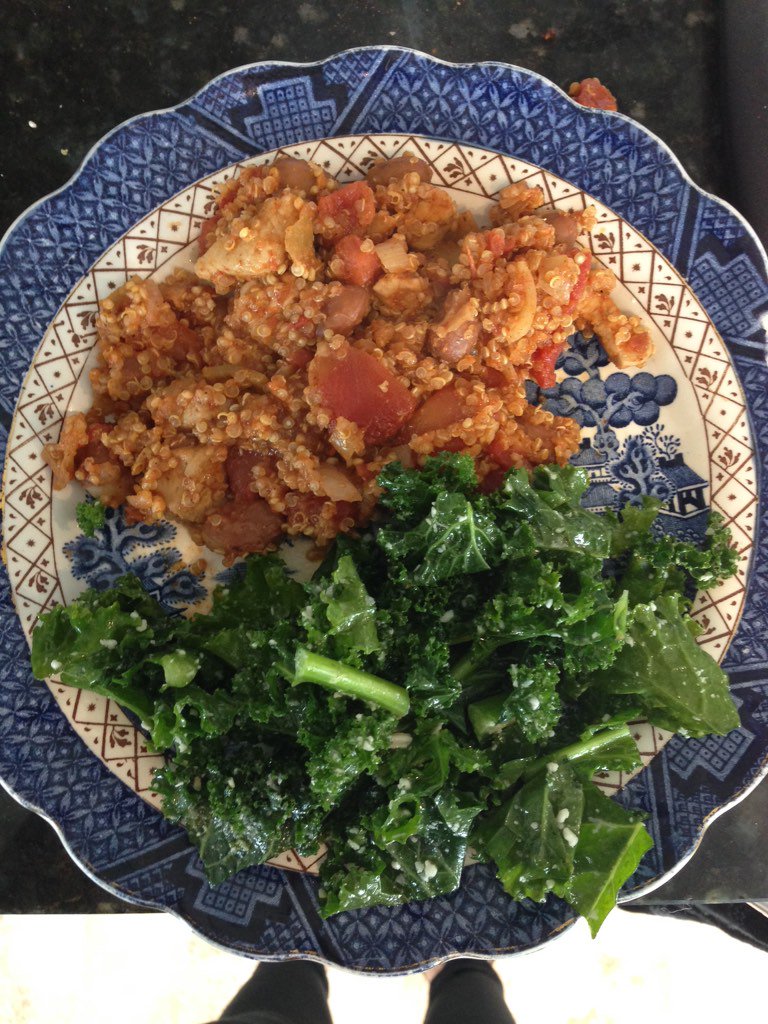kakissoo's tweet photo. Dark greens, quinoa for my grains and chicken breast for protein. Healthy and delicious! #URWhatUtwEat @UWsarahTA https://t.co/pJbTHWlnsJ