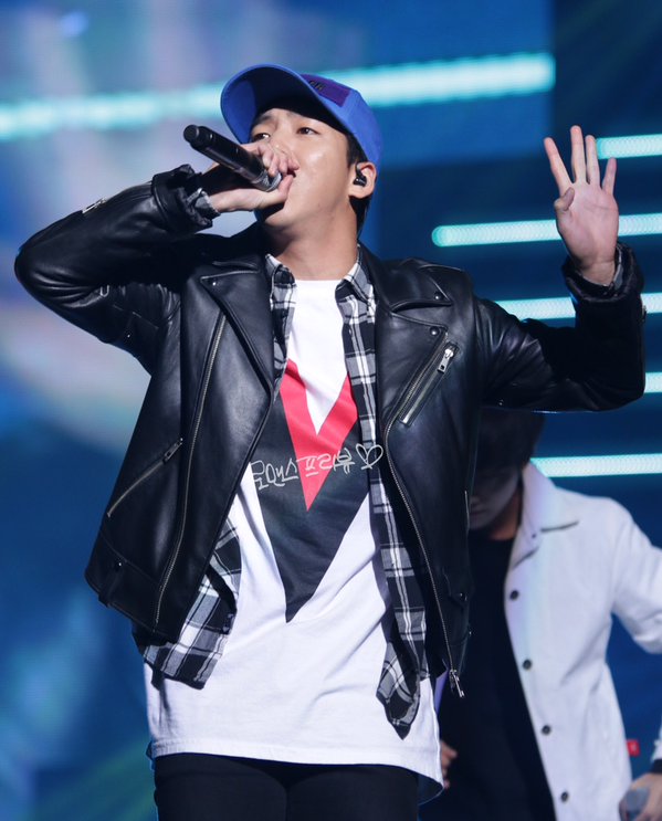 Official_B1A4's tweet photo. [PREVIEW][4P] 151104 #B1A4 Baro at GMarket Concert STAYG7 (cr:BARO_hero &amp; ROMANCE_BARO) https://t.co/x7mPd7qTA4