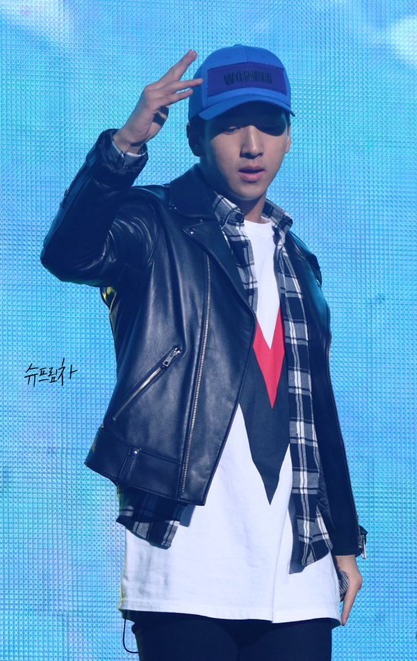 Official_B1A4's tweet photo. [PREVIEW][4P] 151104 #B1A4 Baro at GMarket Concert STAYG7 (cr:Supreme_CHA) https://t.co/eSnqeN0PsB