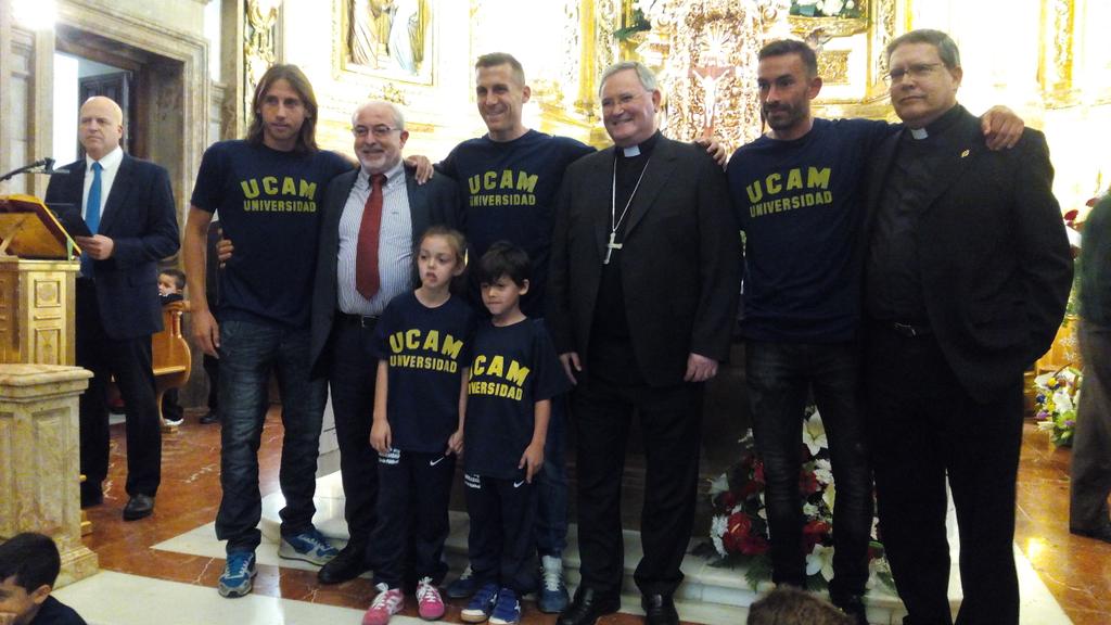 UCAMMurciaCF's tweet photo. Checa @ROLESUKO y @Gongora_3 realizan la ofrenda de @UCAMMurciaCF a la Virgen de la Fuensanta. https://t.co/Oj0vxps7DF