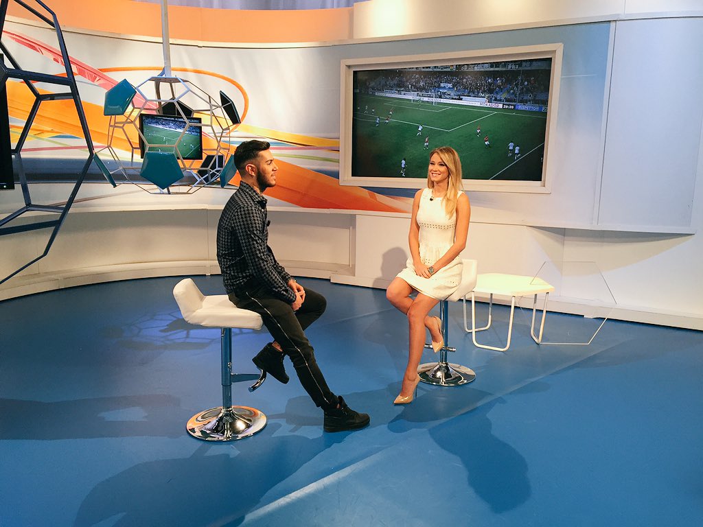 goaldeejay's tweet photo. Bella raga! Alle 19.30 torniamo su @SkySport 1 con @RealEmisKilla @DilettaLeotta e @kiniluca65 con la #flopdeejay https://t.co/HkCNte18Pc