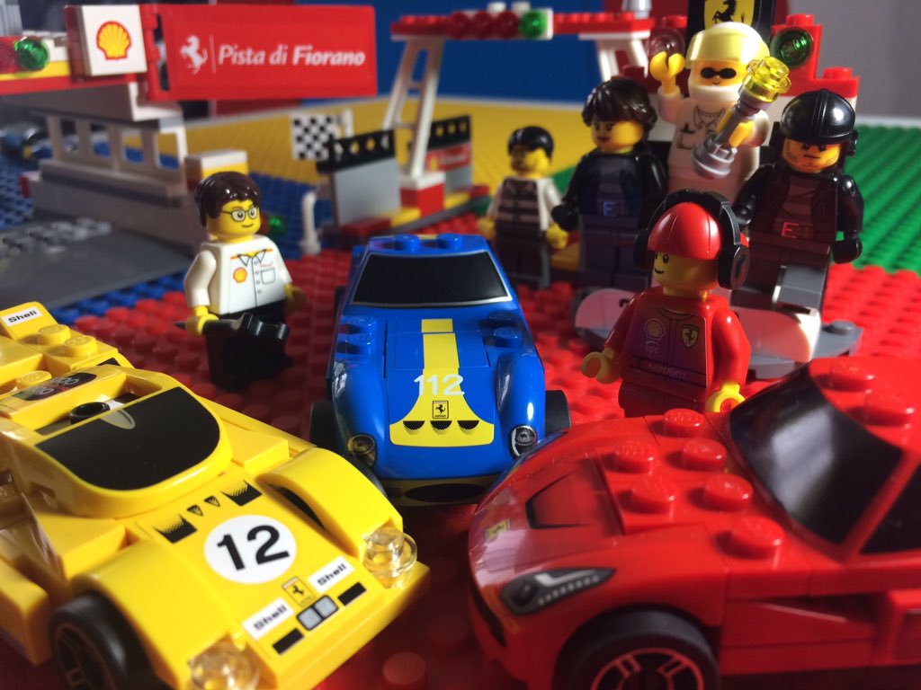 lecontrer's tweet image. Papa e hijo felices con @PromoShellChile  #promoshell  #321ARMALOS #Ferrari #LEGO #Shell