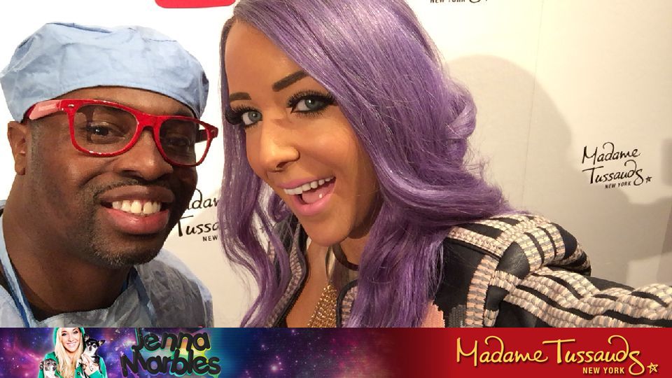 JennaMarblesMT's tweet photo. This one loves selfies as much as I do! Check it out from Madame Tussauds NYC! https://t.co/Mhu2pOjTY0
