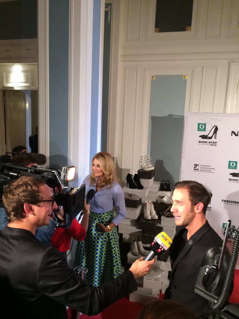 Berlenarin's tweet photo. Interview Marathon am roten Teppich. Links Frauke Ludowig, rechts Marcel Remus #shoestepaward https://t.co/vN0NmCDcVT