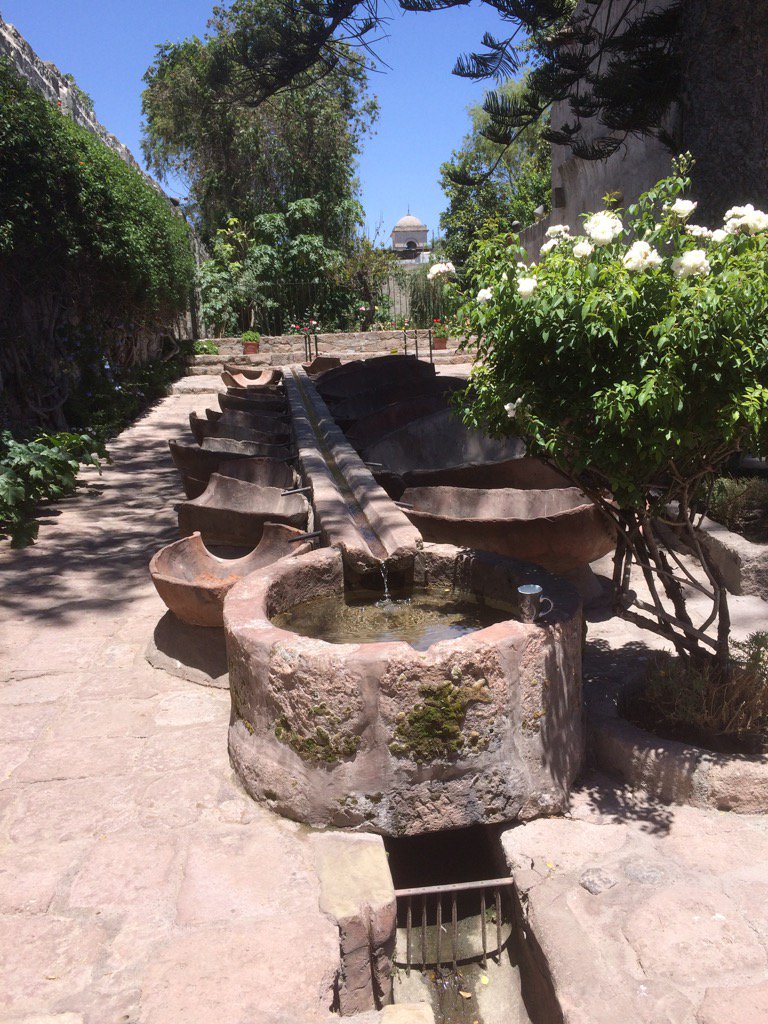 katzentasse's tweet photo. Wäscherei im monasterio Santa Catalina #Arequipa https://t.co/vInycmNYhp