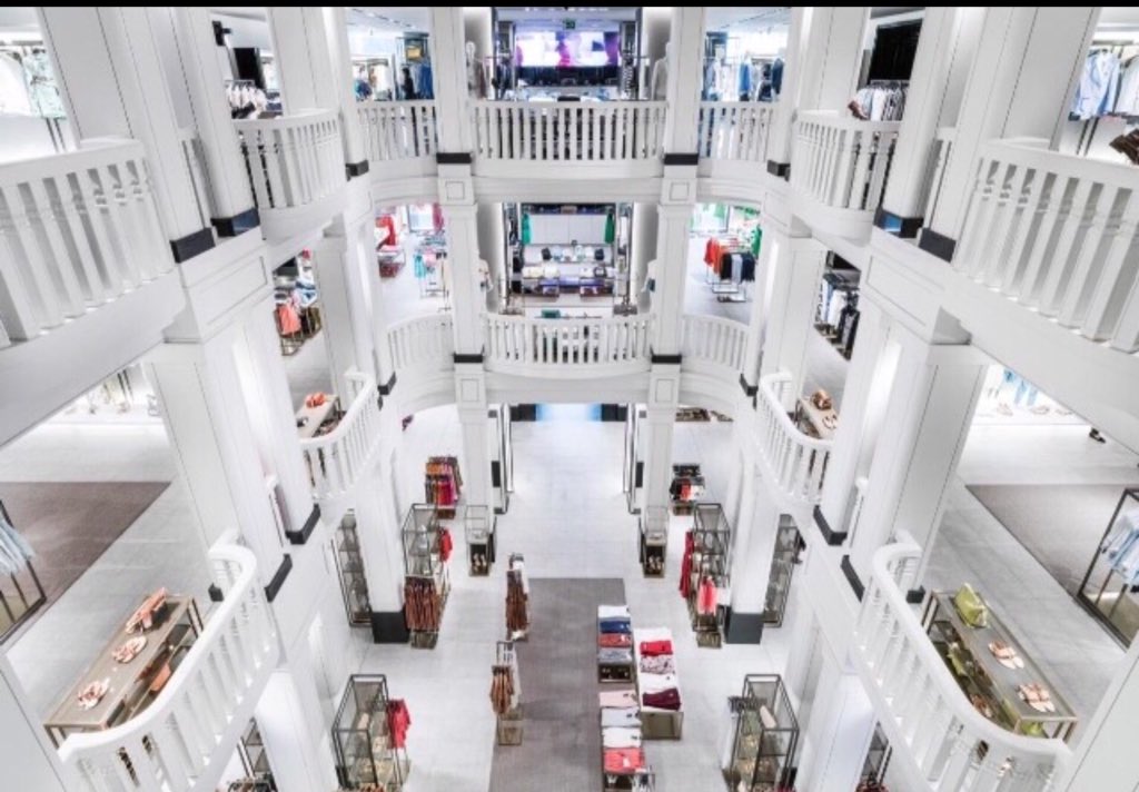andreasully16's tweet photo. ¡La Zara en Madrid es más grande de las tiendas en el EEUU! #compromucho https://t.co/rHatq4gjlF