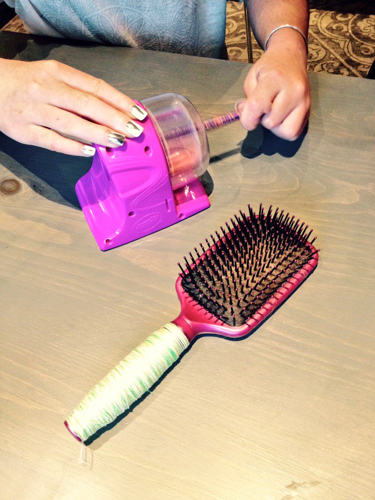 modern_mama's tweet image. My girls "wrapped" our hair brushes in style with @Crayola #ThreadWrapper ow.ly/U95Aj