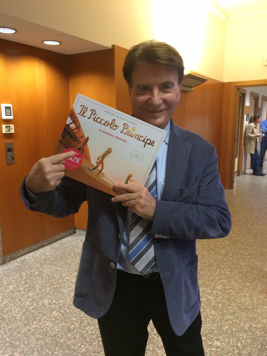 Anche gli ospiti di #DomenicaLive sostengono #FabbricaDelSorriso con il libro #IlPiccoloPrincipe ❤ <a href="/PaoloLimiti/">Paolo Limiti</a>