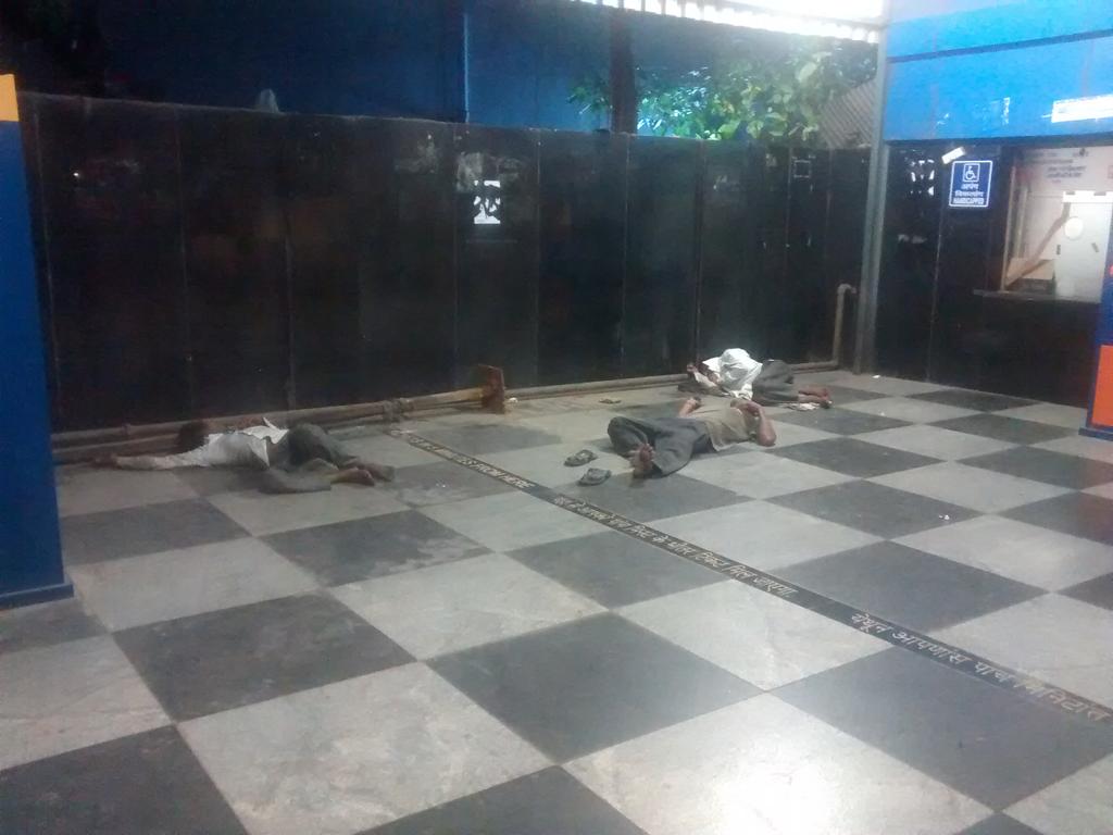 foolsgreengold's tweet photo. Indian rail helping homeless since ages... #peaceful #nightssleep @rajtoday .. goodwill keeps it on tracks #mumbai https://t.co/2JOyCjIAaa