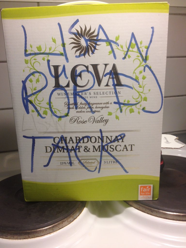 liisaanordgren's tweet image. Jag var visst lite orolig att någon skulle ta av mitt vin på hemmafesten i lördags. #lisaproblems