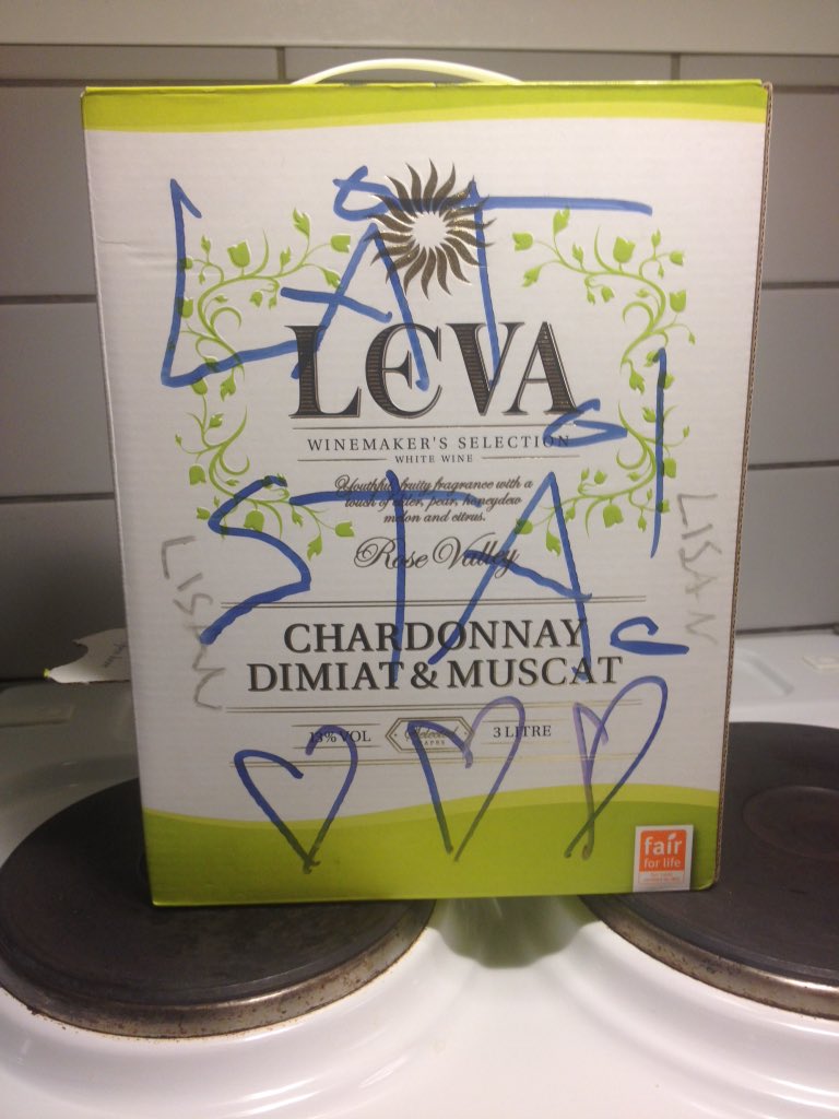 liisaanordgren's tweet image. Jag var visst lite orolig att någon skulle ta av mitt vin på hemmafesten i lördags. #lisaproblems