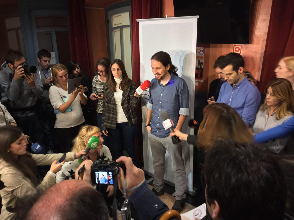 PODEMOS's tweet photo. "Nosotros no tenemos apoyos del ibex 35 ni de los bancos pero sí de la gente" @Pablo_Iglesias_ #RutaDelCambio https://t.co/ukHPkfTrvj
