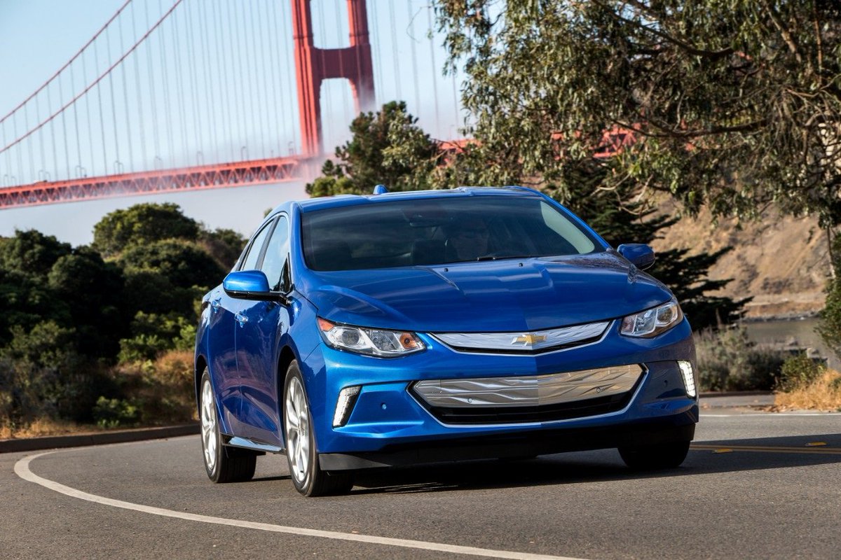 ChevroletCanada's tweet photo. Electric when you want it and gas when you need it means stress free trips! Where would you take a #NextGenVolt? https://t.co/jGcHEgW3Nx